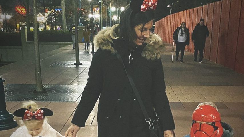 Danni Büchner mit ihren Zwillingen Jenna und Diego im Disneyland Paris