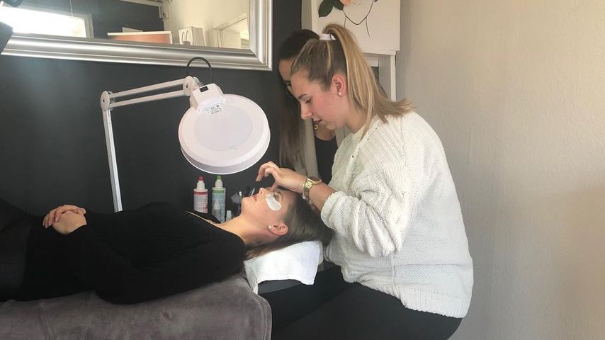 Danni Büchners Tochter Joelina bei ihrem Probetag als Kosmetikerin