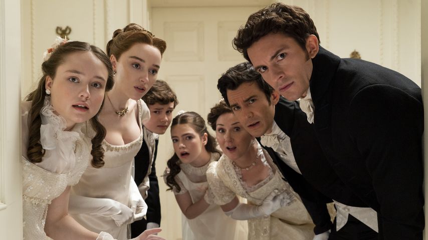 Daphne (Phoebe Dyvenor) und Anthony Bridgerton (Jonathan Bailey) mit ihrer Familie bei "Bridgerton"