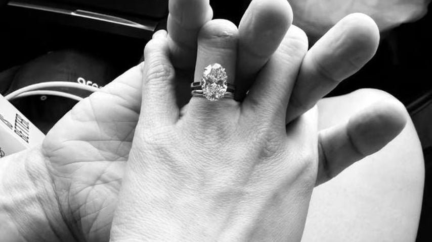 Darah Huangs Schwarz-Weiß-Foto von zwei Händen und Diamantring
