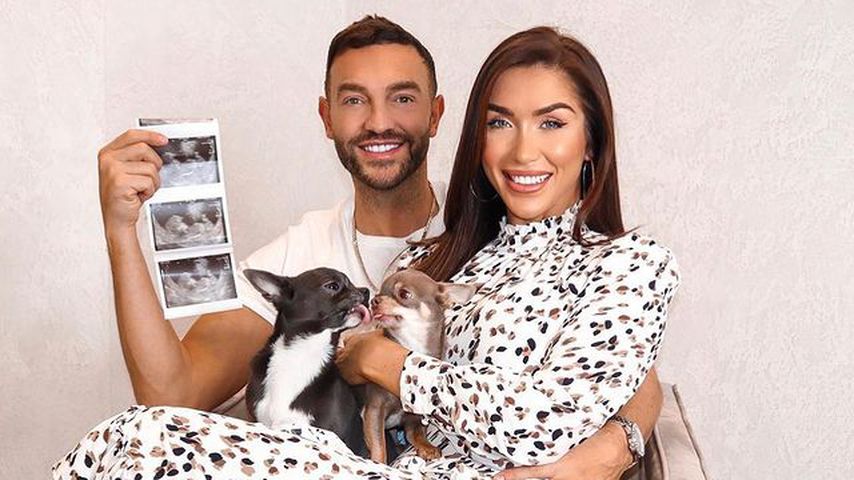 Darby Ward mit ihrem Partner Michael und ihren Hunden