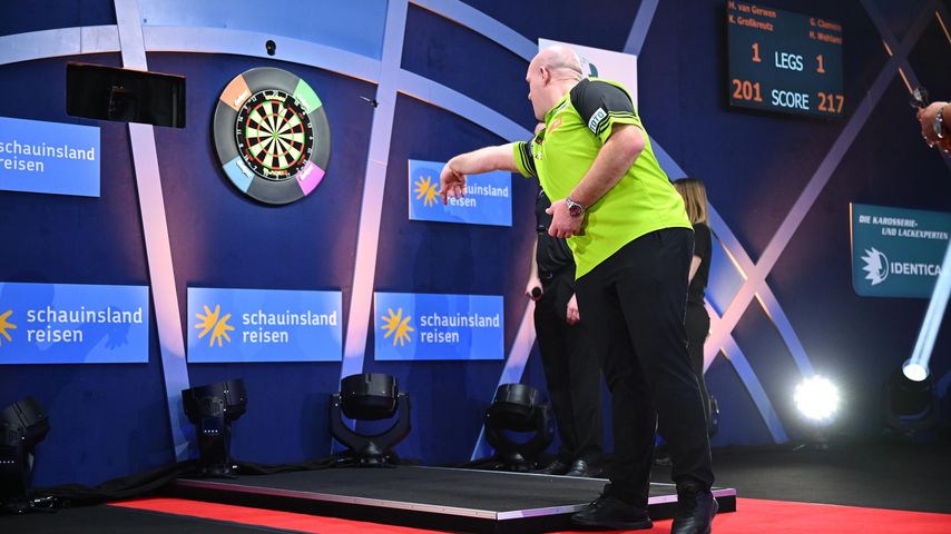 Dieser Ex-Kicker sichert sich Sieg bei der Promi-Darts-WM