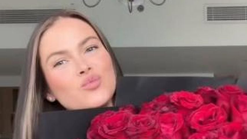 Verliebt? Darya Strelnikova posiert mit XXL-Rosenbouquet