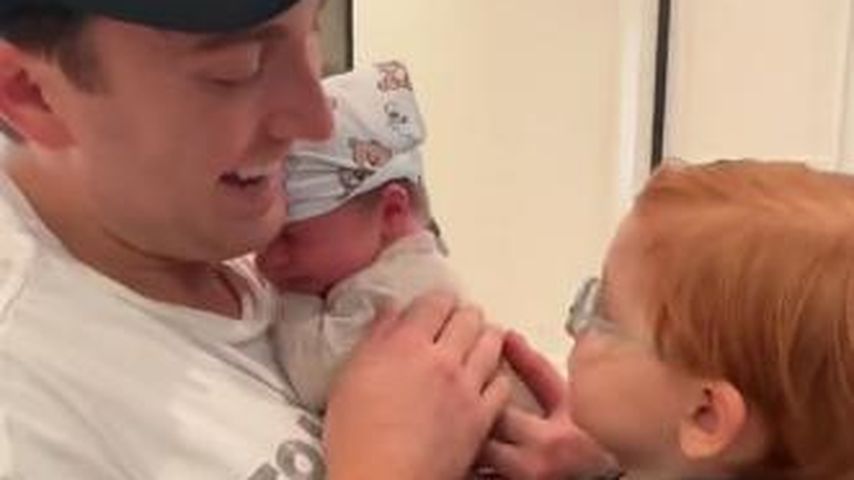 Daryl Sabara mit seinen Söhnen Barry und Riley im Juli 2023