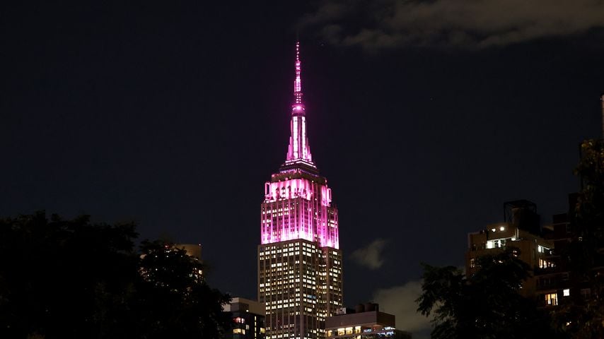 Empire State Building leuchtet pink zu Ehren von Dolly Parton in New York City