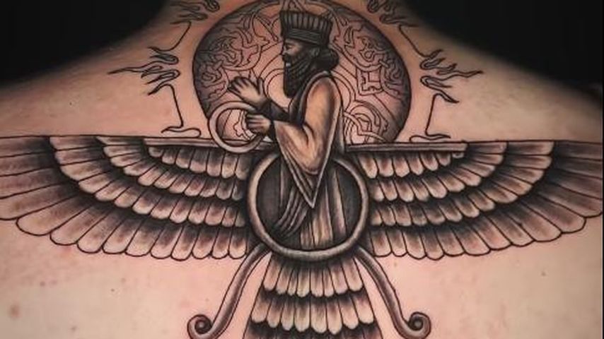 Das erste Tattoo von Tinush Nasri, Mai 2025
