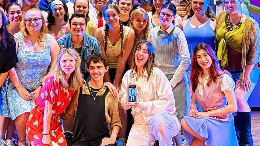 Das "Legally Blonde"-Ensemble hält ein Foto von Josh Grisetti in die Kamera
