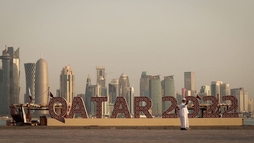 Das Schild der WM 2022 an der Corniche Waterfront