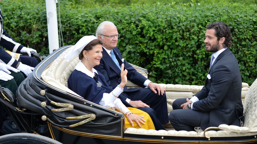 Royals wie du & ich: Das schwedische Königshaus fährt Bus!