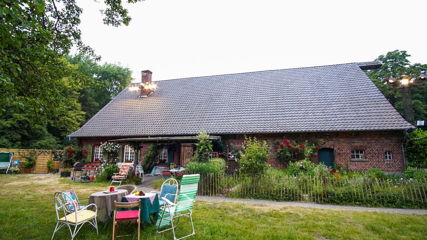 Fliesentisch und Rehköpfe: So wohnen Sommerhaus-Stars 2020