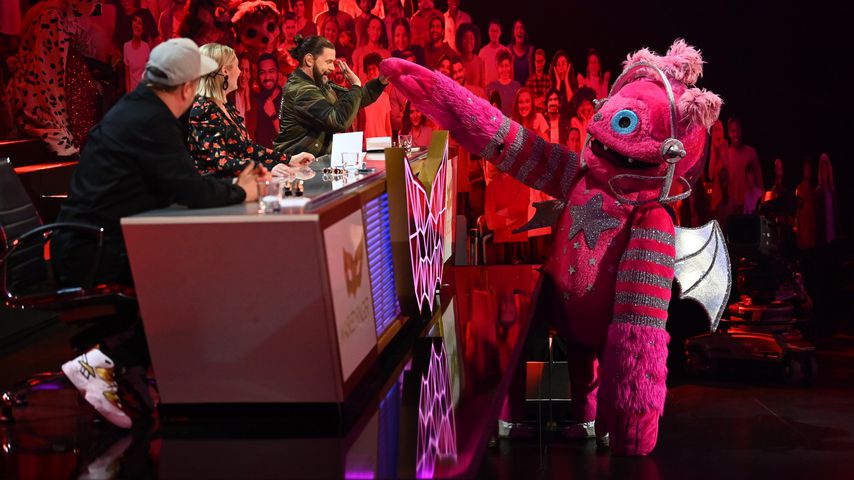 Das "The Masked Singer"-Rateteam und der Monstronaut