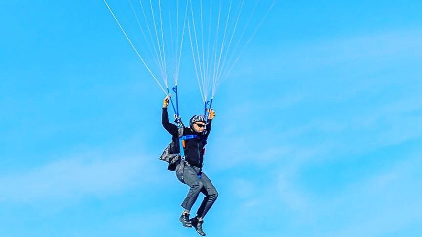 Serien-Macher Dave Creek beim Fallschirmspringen, 2020