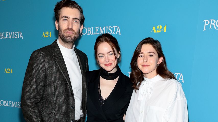 Dave McCary, Emma Stone und Ali Herting im Februar 2024