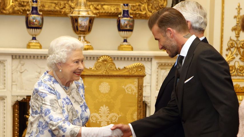 So verlegen! Queen Elizabeth II. schwärmt für David Beckham