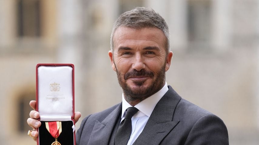 David Beckham zeigt nach seiner Ernennung zum Knight Bachelor bei der Zeremonie in Windsor Castle seine Medaille