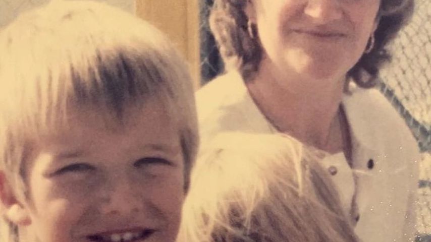 Kinderfoto: Welcher Kicker posiert hier mit seiner Mama?
