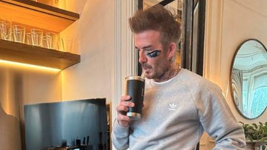 In Foto: David Beckham trägt Mäuseschwanz zwischen Beinen