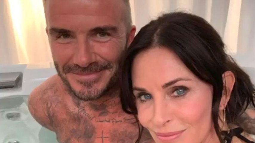 Im Pool: Begrapscht Courteney Cox hier etwa David Beckham?