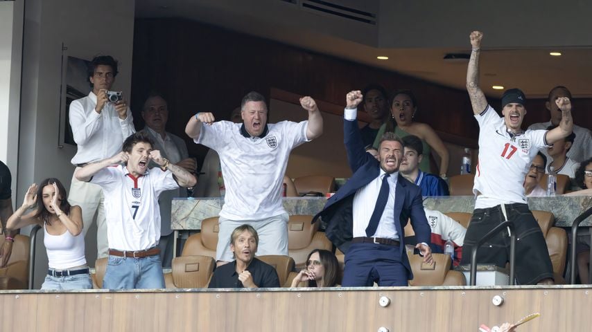 David und Victoria Beckham mit Familie jubeln beim WM-Spiel Norwegen gegen England in Miami