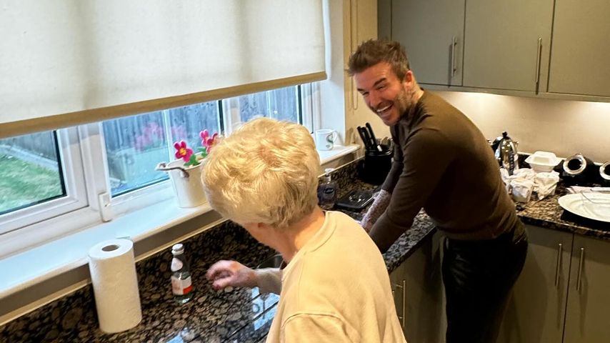 Herrlich normal: David Beckham macht Abwasch mit seiner Mama