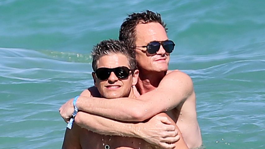 Süße Fotos: Neil Patrick Harris und David turteln im Meer