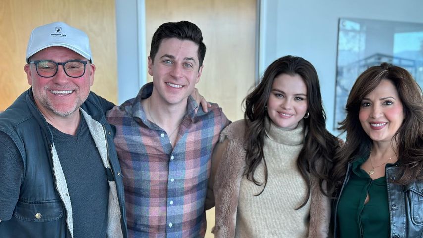 David DeLuise, David Henrie, Selena Gomez und Maria Canals-Barrera