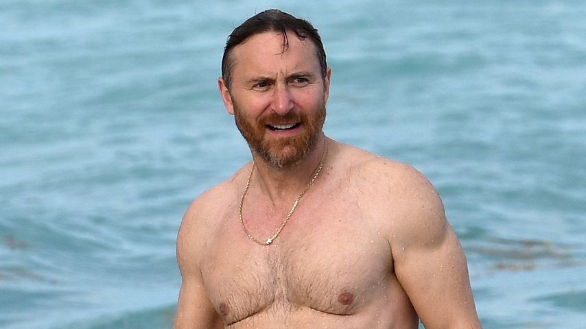 Oh, lá, lá! David Guetta zeigt seinen Mega-Sixpack am Strand