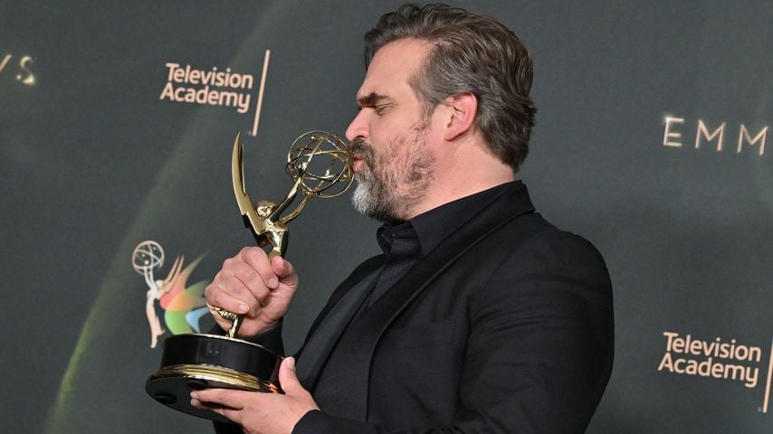 David Harbour gewinnt Emmy und dankt HBO für Notizen