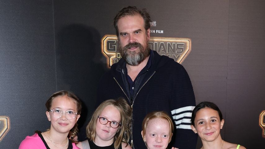 David Harbour mit seinen Stieftöchtern und deren Freundinnen