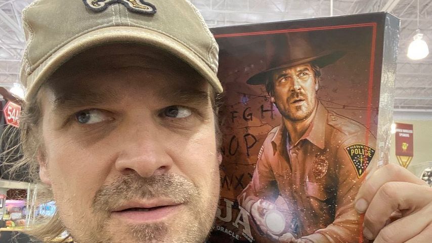 David Harbour posiert mit einem "Stranger Things"-Spiel