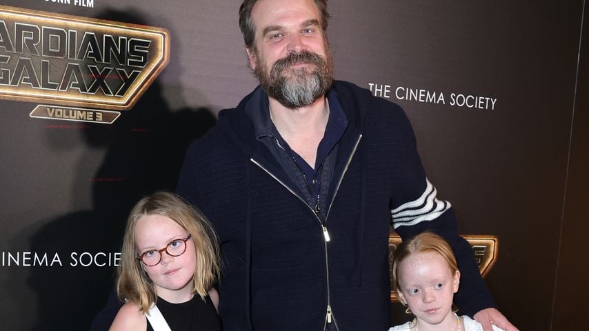 David Harbour mit seinen Stieftöchtern auf der Premiere von "Guardians Of The Galaxy Vol. 3"
