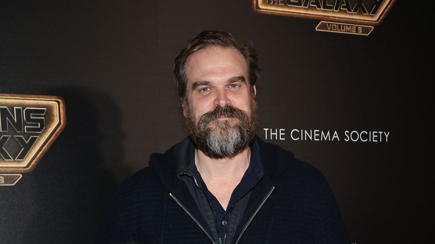 Süß: David Harbour mit seinen Stieftöchtern im Schlepptau