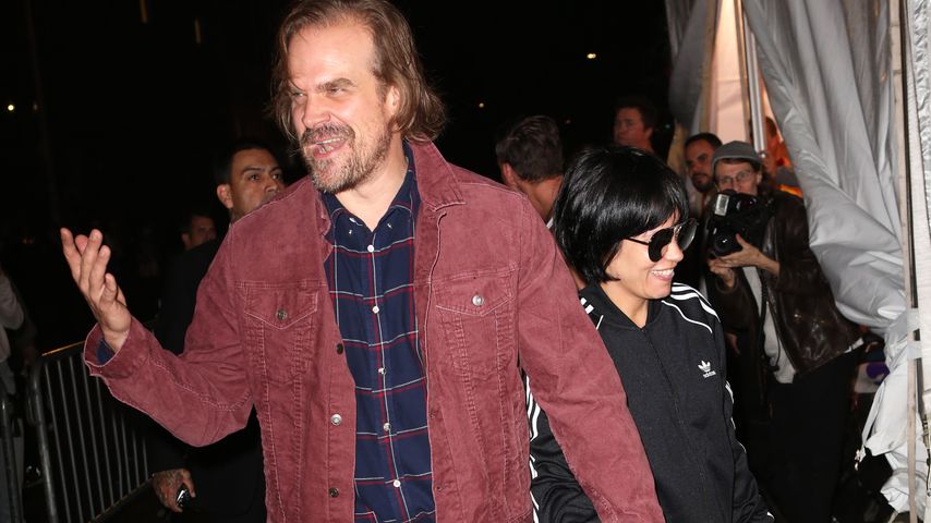 David Harbour und Lily Allen auf dem Weg zu Heidi Klums Halloween-Party in New York