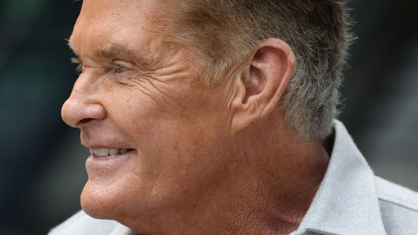 Fans in Sorge: David Hasselhoff ist mit Gehhilfen unterwegs