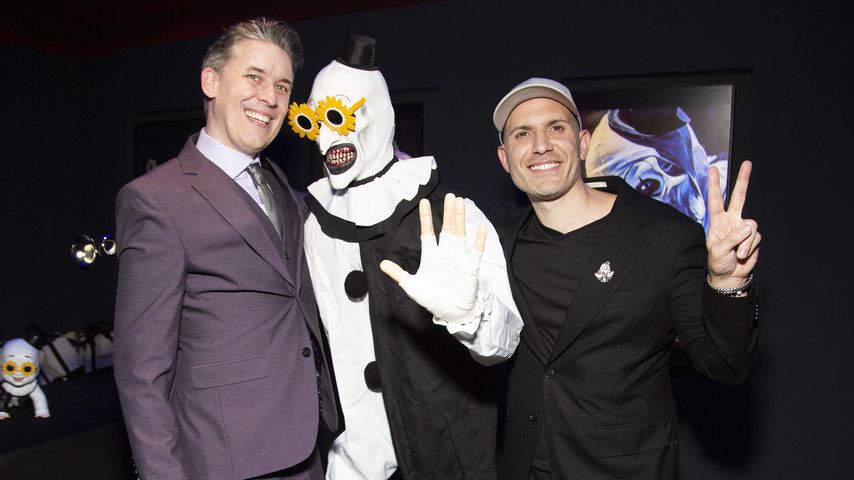 Schauspieler David Howard Thornton und Regisseur Damien Leone mit dem "Terrifier 3"-Clown, 2024