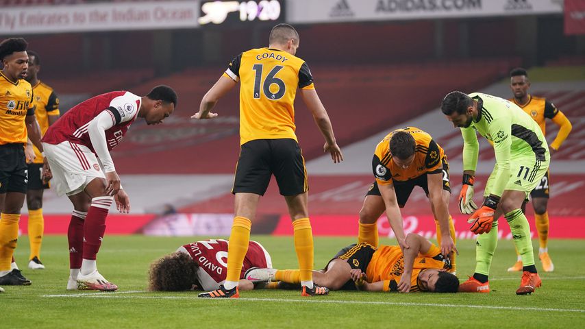 David Luiz und Raul Jimenez verletzt am Boden, Premier League-Spiel im November 2020