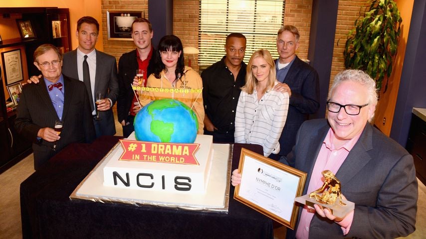 David McCallum, Michael Weatherly, Sean Murray, Pauley Perrette, Rocky Carroll, Emily Wickersham, Mark Harmon und David Stapf feiern NCIS