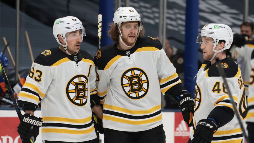 David Pastrnak (M.) mit Teamkollegen der Boston Bruins