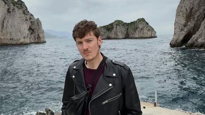 David Putman, russisches Model und Partner von Alisonn Hammond posiert im März 2025