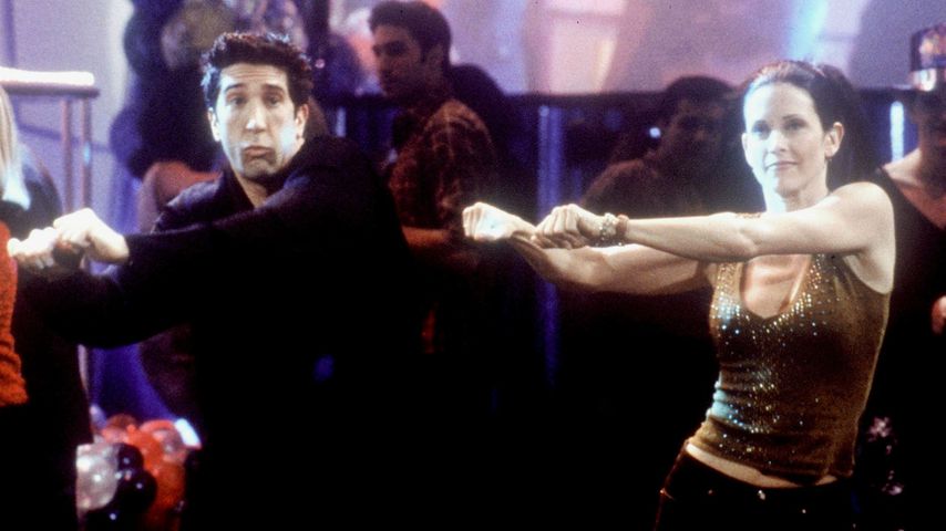 David Schwimmer und Courteney Cox tanzen in "Friends", 2000