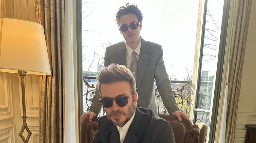 Anzug und Sonnebrille: David und Cruz Beckham in cooler Pose