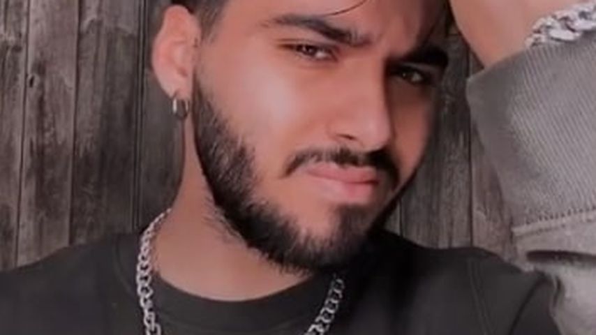 Davide Tolone mit einem Rasierer