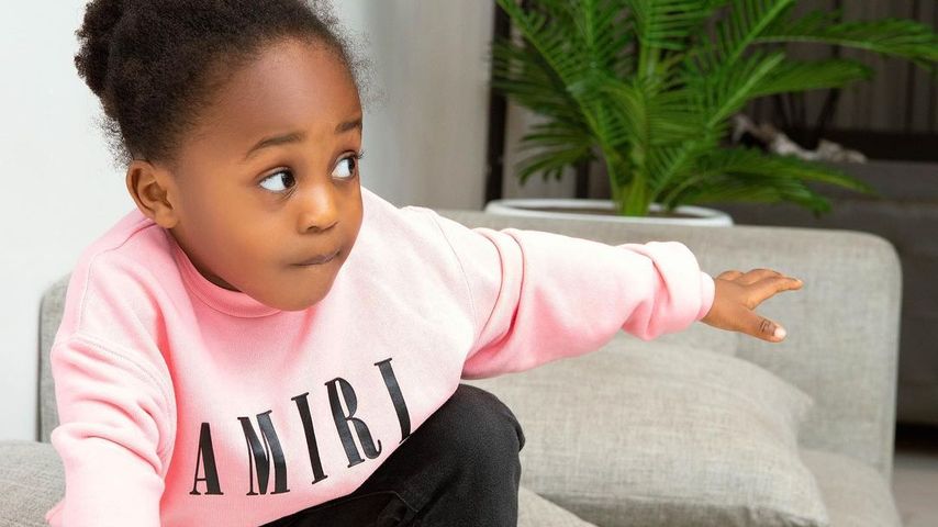 Der Sohn von Davido auf einer Couch