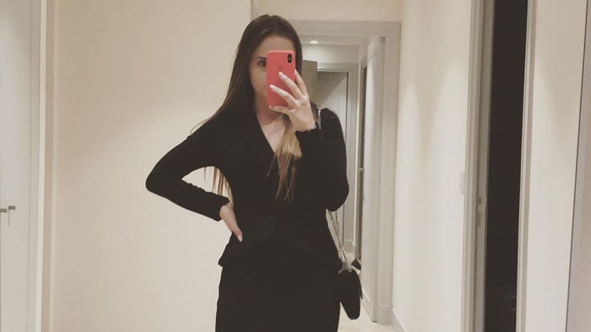 Davina Geiss mit Handy in der Hand