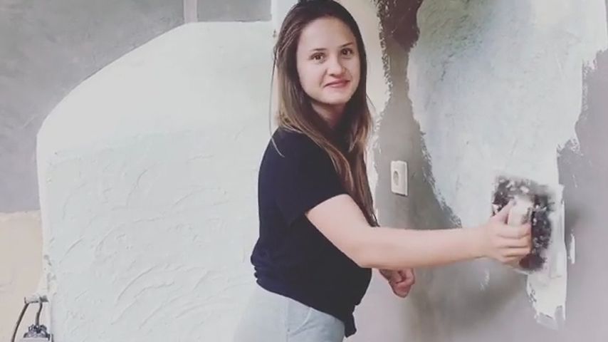 Von wegen verwöhnt! Hier verputzt Davina Geiss eine Wand