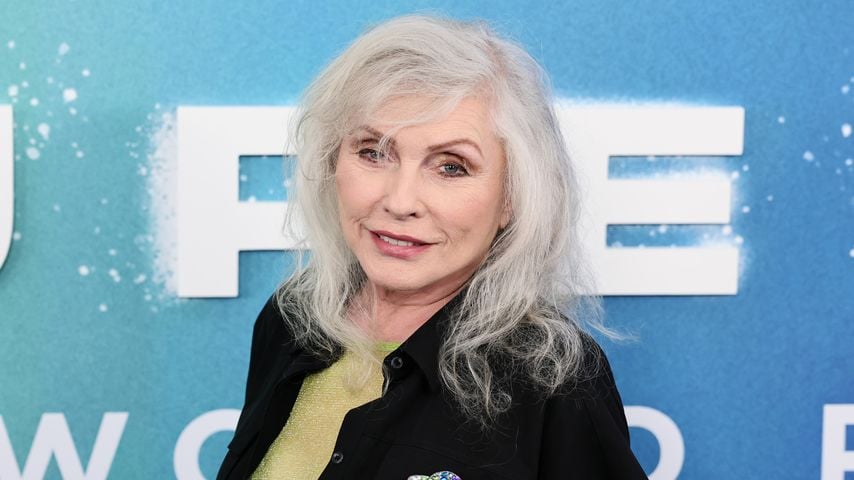 Zeitlos: Debbie Harry (80) strahlt bei "Supergirl"-Premiere