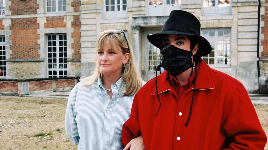 Debbie Rowe und Michael Jackson posieren