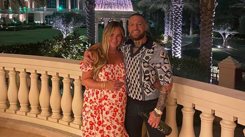 Conor McGregor posiert mit seiner hochschwangeren Verlobten