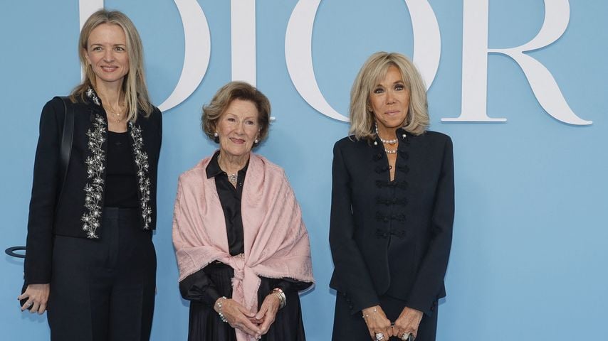 Königin Sonja genießt Paris Fashion Week unter vielen Stars