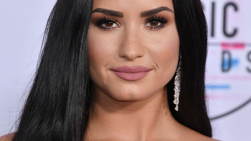 Bei PCAs: Demi Lovato scherzt über ihre gelöste Verlobung
